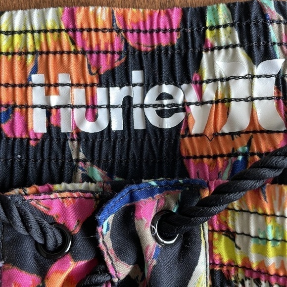 Sz9 Hurley floral board shorts in EUC - Picture 5 of 7